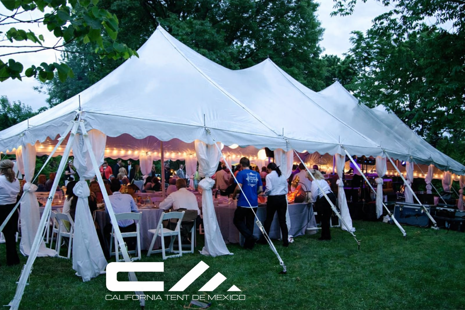Carpa para boda al aire libre con estructura elegante y ambientación nocturna